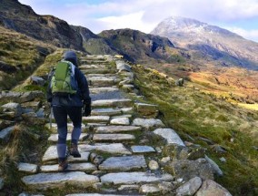 朋友们不敢相信经过四个小时的徒步旅行，他们在斯诺登山顶发现了什么